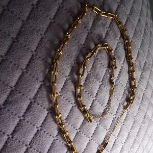 Stylish Gold-Tone Necklace and Bracelet Set